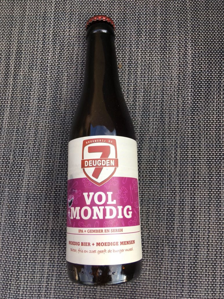 Vol+mondig Herkomst: Amsterdam, Nederland Een india pale ale met de kleur van roest. Zodra je ruikt komen de aroma’s en kruiden je tegemoet waarbij de geur van perzik en gember opvalt. De gember is ook in de smaak goed te herkennen die wordt afgesloten door lichtzurige afdronk die wordt bepaald door citroengras. Brouwerij de 7 Deugden is gevestigd in Amsterdam en heeft onlangs een nieuwe brouwerij geopend. Behalve een brouwerij hebben ze ook een proeflokaal waardoor je op locatie een rondleiding kunt volgen met daarbij een proeverij van 3 of 6 bieren. Het bier bevat een alcoholpercentage 5,7%. Advies serveertemperatuur: 5 à 6 graden.