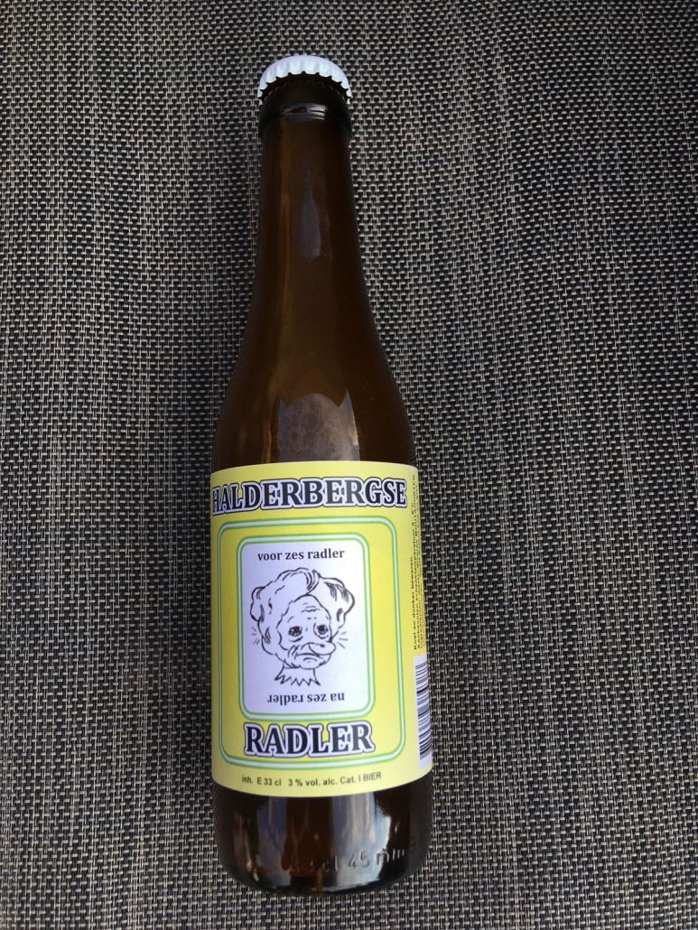 Halderbergse Radler Herkomst: Westkapelle, Nederland Een citroensapkleurig speciaalbier met stevige schuimkraag. Halderbergse Radler is verfrissend en heeft een lichtzoete smaak waarbij we denken aan de smaken van bitterlemon en fanta. Een fruitige geur ontdek je zodra je de neus in het glas steekt. Halderbergse Radler is afkomstig van brouwerij ’t Meuleneind waarbij alle flessen een etiket hebben die je vanaf twee kanten kunt bekijken. Het ligt er maar net aan hoeveel bier je op hebt ;). Heerlijk bier om van te genieten op een warme zomerdag. Het bier bevat een alcoholpercentage van 3%. Advies serveertemperatuur 4 à 5 graden.