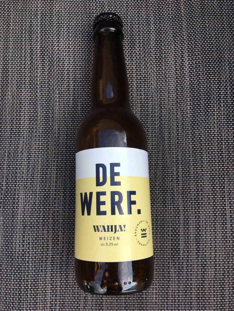 Wahja Herkomst: Enkhuizen, Nederland Hefeweizen met een okergele kleur. Een ongefilterd tarwebier dat eigenlijk alleen maar op fles te vekrijgen is. Doordat het bier ongefilterd is maakt dat het bier troebel. Ondanks dat dit een heerlijk bier voor in de zomer is doet de geur ons denken aan herfstbladeren. Zodra je een slok van het bier neemt tintelt je tong door het aanwezige koolzuurgehalte en wordt dit gevolgd door een bittere smaak met lichtzoete afdronk. Brouwerij de Werf heeft een eigen brouwerij met daarbij een proeflokaal. Het assortiment van de Werf bestaat uit 7 speciaalbieren. Het bier bevat een alcoholpercentage van 5,2%. Advies serveertemperatuur: 6 graden.