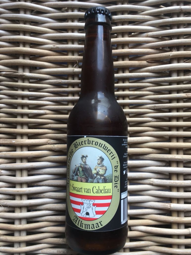 ‘t Zwaart van Cabeliau Herkomst: Alkmaar, Nederland Een red ale afkomstig van brouwerij de Die uit Alkmaar. De kleur lijkt oranjeroestig. In de neus herken je rozemarijn, koriander en sinaasappel. ’t Zwaart van Cabeliau heeft body en heeft ook kruidige en fruitige smaken. Brouwerij de Die is ontstaan in 2015 waarbij het doel was om bieren te brouwen met een link naar het verleden. Echter in 2017 werd pas het eerste bier op de markt gebracht. Een blond bier onder de naam Dirk Duyvel Blond. ’t Zwaart van Cabeliau is op de markt gebracht als najaarsbier maar wij vinden dit ook een heerlijk bier om te drinken bij de barbecue. Het bier bevat een alcoholpercentage van 8%. Advies serveertemperatuur 6 à 7 graden. 