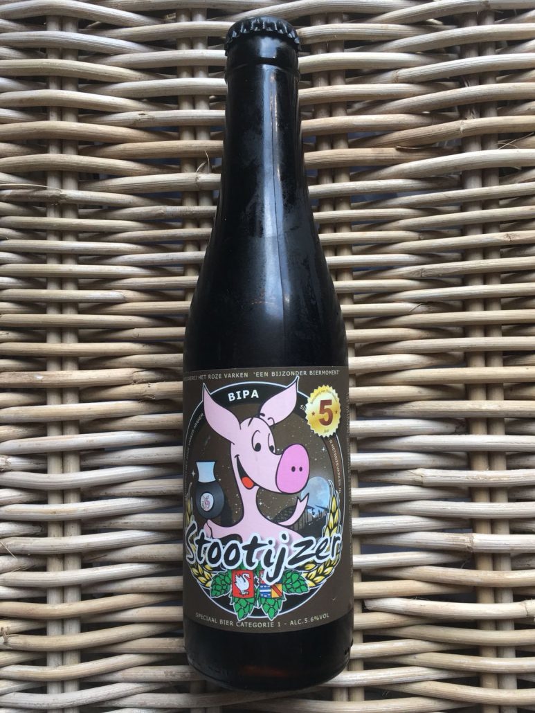 Stootijzer Herkomst: Arnhem, Nederland Een koffiezwarte IPA. Vandaar dat er ook BIPA op het etiket staat. Black india pale ale. De zwarte peper die op het etiket wordt aangegeven is zowel in de geur als smaak terug te vinden. In de smaak herken je daarnaast koffie en laurier. Stootijzer is afkomstig van brouwerij het Roze Varken uit Arnhem. Door een oud recept van de vader van een van de oprichters van het Roze Varken werd er al genoten van speciaalbier. Sinds 2000 brouwen zij op kleine schaal unieke bieren. In 2013 zag het Rozen Varken het levenslicht. Het assortiment bestaat nu uit meer dan 10 verschillende bieren. Stootijzer bevat een alcoholpercentage van 5,6%. Advies serveertemperatuur: 6 tot 8 graden.