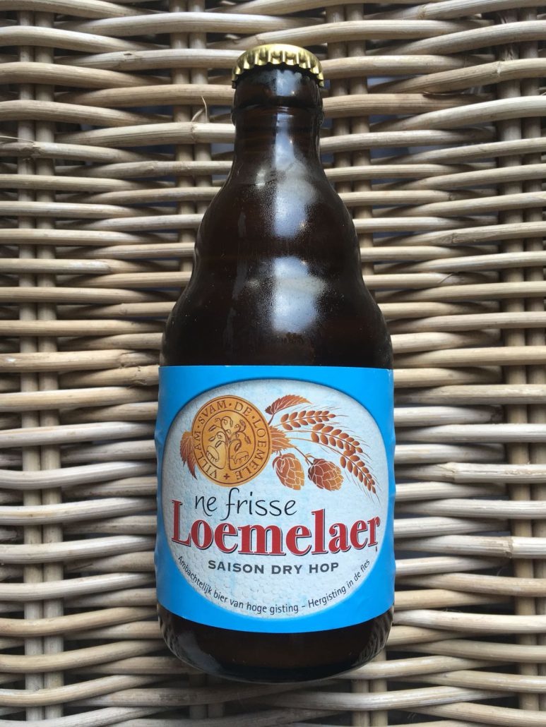 Loemalaer Saison Dry Hop Herkomst: Lommel, België Honinggeel van kleur met stevige schuimkraag. Een saison waarbij het koolzuurgehalte subtiel aanwezig is en je mond laat prikkelen. Het bier is kruidig en fris. Een heerlijk doordrinkbaar bier voor een warme zomerdag. Het bierassortiment van Loemelaer is afkomstig van brouwerij Amai uit Lommel. Na een workshop bierbrouwen gevolgd te hebben was de brouwer meteen enthousiast om dit grootser uit te bouwen. Het resultaat? Een gevarieerd assortiment en de mogelijkheid om in opdracht te laten brouwen. Het bier bevat een alcoholpercentage 6%. Advies serveertemperatuur: 6 à 7 graden.