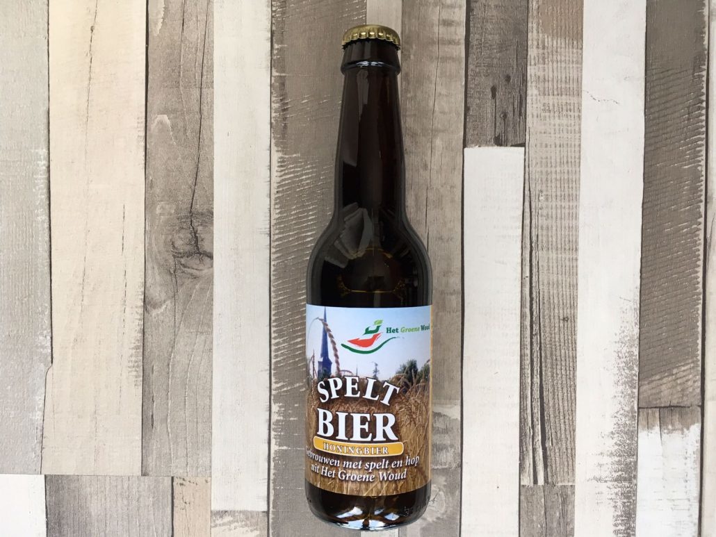 Spelt Honing bier Herkomst: Schijndel, Nederland Een honingbier met de kleur van kastanje. Gebalanceerd speciaalbier waarin natuurlijk de honing in combinatie met vers brood het smakenpallet vormt. De geur van het bier is lichtzoet in combinatie met hout. Dit bier is afkomstig van Sint Servattumus in Schijndel. Een brouwerij dat wordt gerund vanuit een stichting en waar je ook terecht kunt voor bierproeverijen. Het bier bevat een alcoholpercentage van 8,5%. Advies serveertemperatuur: 8 tot 12 graden.