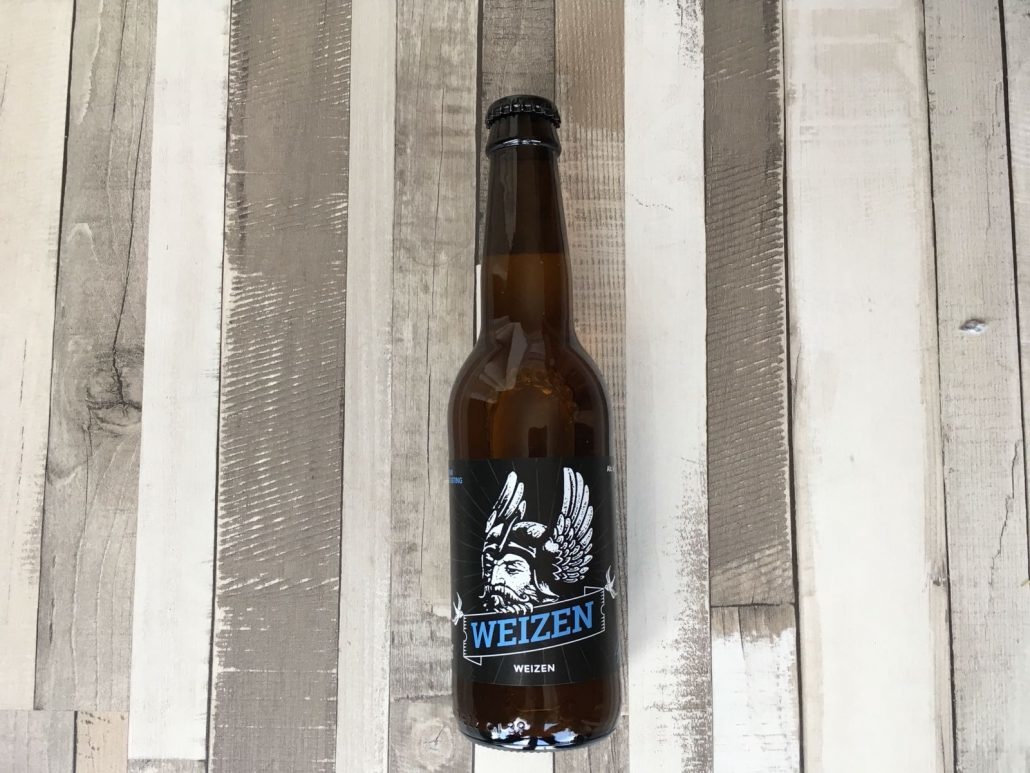 Weizen Herkomst: Medemblik, Nederland Okergele weizen met stevige schuimkraag en zurige geur. Het koolzuur is aanwezig en laat je tong prikkelen zodra je een slok neemt. De smaak is een combinatie van een lichtzuurtje en banaan. Brouwerij Radboud uit Medemblik is in 2017 weer begonnen met brouwen nadat de rijke historie aan bier brouwen in 1810 stopte. Dit kwam doordat de vraag naar bier afnam en de prijzen van gerst en hop steeg. Brouwerij Radboud heeft onder andere een brouwerij, proeflokaal en kookstudio. De Weizen heeft een alcoholpercentage van 4,9%. Advies serveertemperatuur: 5 graden. 