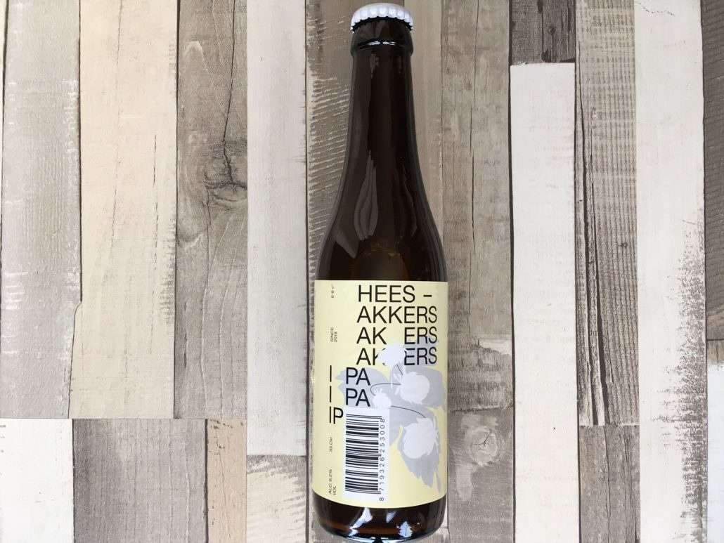 White IPA Herkomst: Den Bosch, Nederland Een white India Pale Ale met de kleur van citroensap. Verfrissend bier met bittere afdronk. De White IPA is afkomstig van brouwerij Heesakkers en is de eerste batch die hij gebrouwen heeft. De plannen zijn om het assortiment uit te breiden. Een IPA is al bekend om zijn hop maar dit bier is nog gedryhopt. Dit houdt in dat er na het koelproces nog extra hop is toegevoegd aan het bier. Het bier bevat een alcoholpercentage van 6,2%. Advies serveertemperatuur: 5 à 6 graden. 