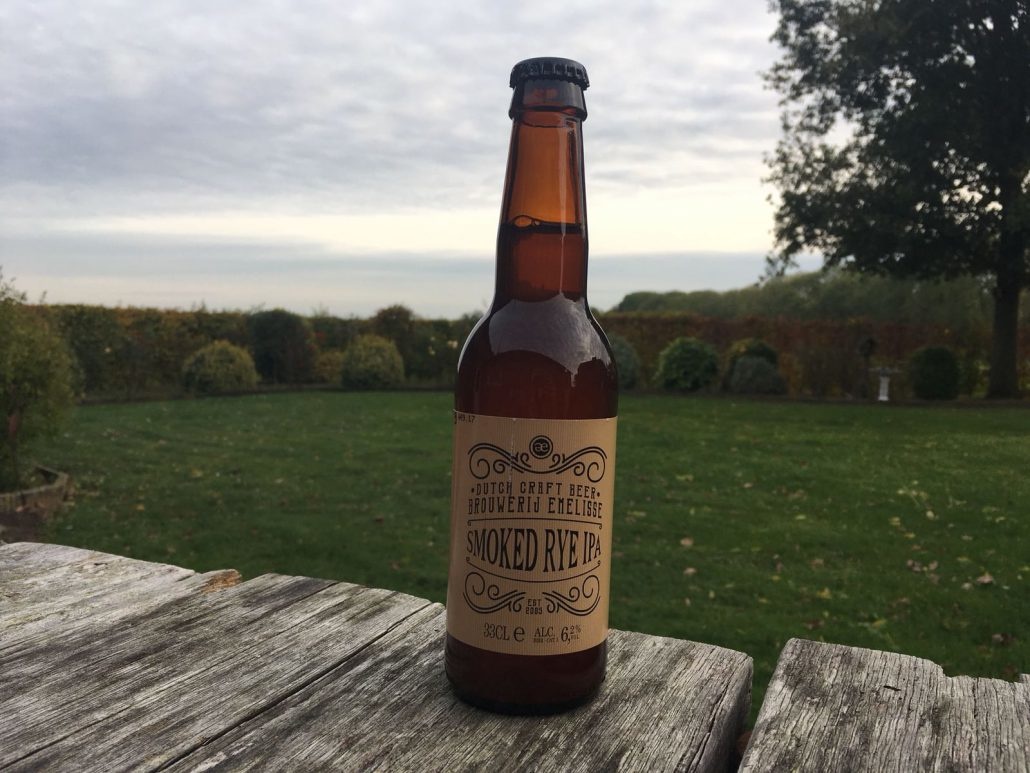 Smoked Rye IPA Herkomst: Goes, Nederland Een mistige India Pale Ale met de kleur van honing. Een bittere smaak zoals je gewend bent van een IPA. De rokerige smaak is subtiel aanwezig in de smaak en afdronk. De Smoked Rye IPA is afkomstig van brouwerij Emelisse uit Goes. Een brouwerij dat al meer dan 10 jaar brouwt en in 2016 is overgenomen door Slot Oostende. Het assortiment speciaalbieren van de brouwerij bestaat uit meer dan 10 bieren. Het bier bevat een alcoholpercentage van 6,2%. Advies serveertemperatuur: 6 à 7 graden.