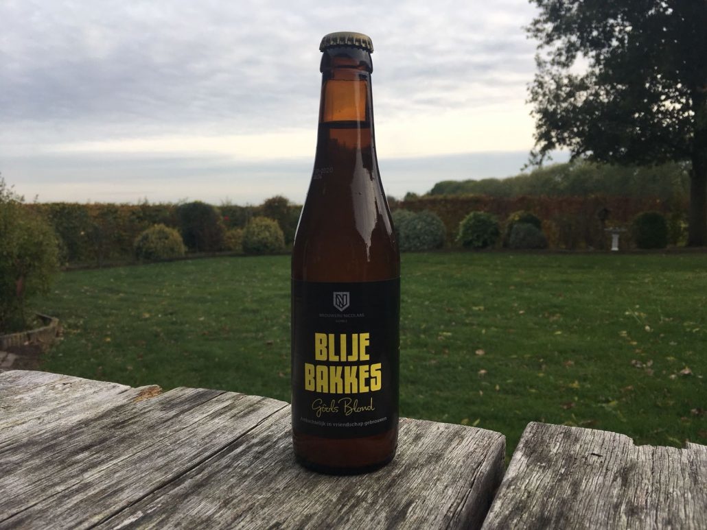 Blije Bakkes Herkomst: Goirle, Nederland Een mistig blond bier met de kleur van goud en een witte schuimkraag. Het bier heeft een bloemige geur het bier is zacht van smaak. De afdronk is aangenaam bitter met een licht zuurtje. Wij krijgen er een blije bakkes van! Brouwerij Nicolaas is in 1764 opgericht door Nicolaas Huijbert van Broekhoven. Anno 250 jaar later, komt er door 11 vrienden weer leven in de brouwerij. Als eerbetoon aan de bekende Goolse brouwer en om Goirle als brouwdorp in ere te herstellen. Het bier bevat een alcoholpercentage van 7,4%. Advies serveertemperatuur: 9 à 10 graden.