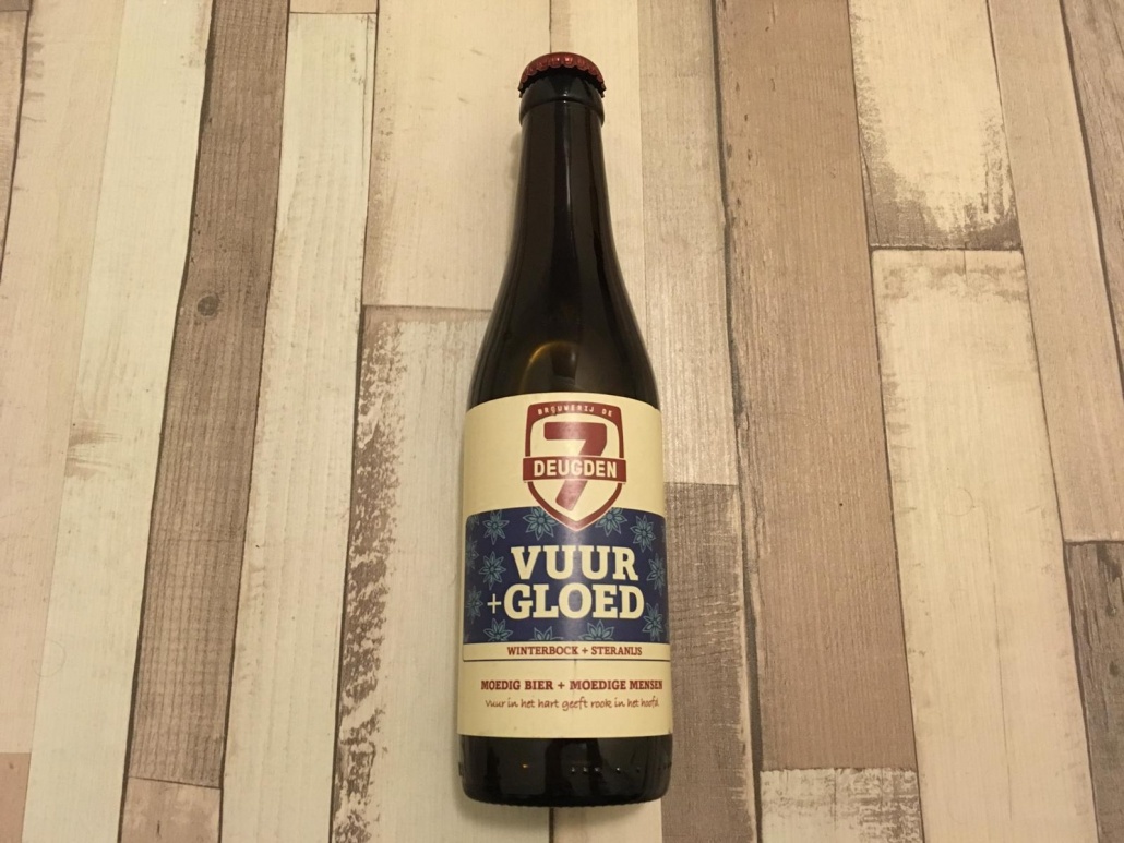 Vuur+Gloed Herkomst: Amsterdam, Nederland Het bier heeft de kleur van eikenhout. Een winterbock die zacht van smaak is, waar de steranijs zeker in terug te vinden is en wordt afgesloten met een licht zuurtje. De 7 Deugden is gevestigd in Amsterdam. Een brouwerij waar ze bijzonder recepturen van speciaalbieren laten brouwen door bijzondere mensen. Zoals ze zelf op het etiket ook vermelden “moedig bier + moedige mensen”. Het bier bevat een alcoholpercentage 8,5%. Advies serveertemperatuur: 8 tot 12 graden.