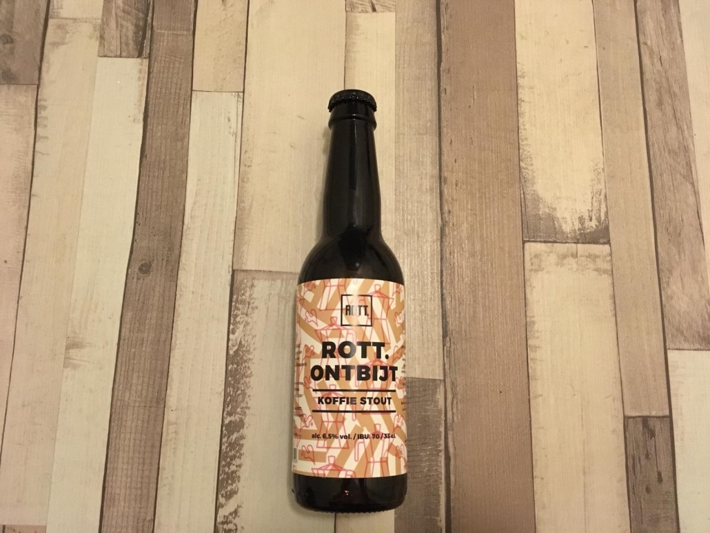 Rott Ontbijt Herkomst: Rotterdam, Nederland Wil je een keer ontbijten met een stevige kop koffie? Neem dan dit gitzwart speciaalbier met beige schuimkraag. Het bier smaakt naar koffie, cacao en drop. De geur neigt ook sterk naar koffie en cacao. Rott Ontbijt is afkmostig van Rott. Brouwers uit Rotterdam. Ieder bier dat zij brouwen willen ze een ruige en stoere tint aan meegeven vanuit Roffa. We hebben al meerdere bieren van hen via de pakketten verzonden en zijn zeer te spreken over de verschillende smaken. Het bier bevat een alcoholpercentage van 6,5%. Advies serveertemperatuur: 6 tot 8 graden.