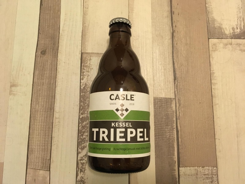 Triepel Herkomst: Kessel, Nederland Een troebele blondbier met de kleur van citroensap. Kruidig speciaalbier, verfrissend van smaak en een goede dorstlesser. Triepel van Casle is afkomstig uit het plaatsje Kessel in Limburg. De brouwerij heeft naast deze Triepel ook nog een blond bier genaamd Blondj. Eén van de brouwers runt daar ook een bed and breakfast genaamd Hotebb Het Raadhuys. Gevestigd in het voormalig gemeentehuis. Met een dochter die van beroep architect is, is de bed and breakfeast stijlvol ingericht met inspirerende ruimtes. Het bier bevat een alcoholpercentage van 7,5%. Advies serveertemperatuur: 7 à 8 graden.