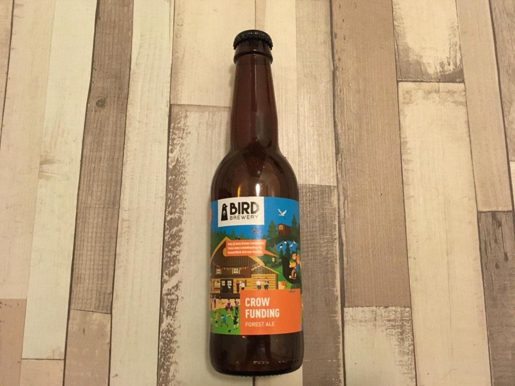 Crow Funding Herkomst: Amsterdam, Nederland Koperkleurig bier van de Bird Brewery. De geur van dennen in combinatie met kaneel is te herkennen in de neus. In de smaak herken je ook de kaneel en het smakenpallet wordt compleet gemaakt met aardse tonen. Dit bier is speciaal gebrouwen voor de crowdfunding van de Bird Brewery. Zij willen midden in het Diemerbos een brewpub openen. Een locatie waar onder andere een proeflab, bibliotheek en een brouwlab. Als brouwerij zijn ze in 2016 begonnen met het brouwen van zowel toegankelijke als verrassende speciaalbieren. Ieder speciaalbier wordt vernoemd naar een vogel om het bijzondere verhaald van de vogel te combineren met een bijzonder speciaalbier. Crow Funding bevat een alcoholpercentage van 5,2%. Advies serveertemperatuur: 6 à 7 graden.