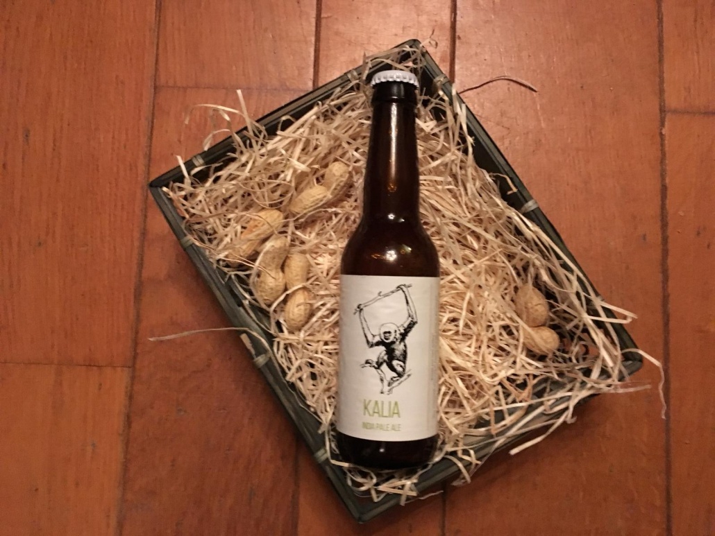 Kalia  Herkomst: Haarlem, Nederland  Een IPA met de kleur van sinaasappel. De geur lijkt op multivrucht en de smaak is eveneens fruitig waar je tonen van citrus en perzik in herkent. De afdronk is bitter zoals je van een india pale ale kunt verwachten. Kalia is afkomstig van brouwerij Apenzaken. De naam van de brouwerij is een verwijzing na de liefde van apen. Het bier bevat een alcoholpercentage van: 6,5%. Advies serveertemperatuur: 7 tot 8 graden.
