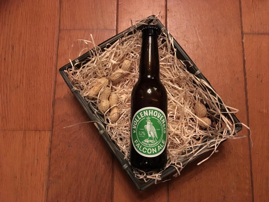 Falcon Ale  Herkomst: Amsterdam, Nederland  Een speciaalbier met de kleur van goud. Kaneel bepaald de geur. Vol en kruidig van smaak. De smakenpalet bestaat kaneel en kruidnagel. De Falcon Ale is afkomstig van Poesiat en Kater. Aan de rand van een woonwijk, samen met een sfeervol proeflokaal, gevestigd in Amsterdam. De van Vollenhoven Stout is het meest bekende bier van deze brouwerij en heeft de rijke historie van de brouwerij overleefd. Ondanks verkoop en sluiting van de brouwerij is dit recept altijd blijven bestaan. Falcon Ale bevat een alcoholpercentage van 6,2%. Advies serveertemperatuur: 6 tot 8 graden. 