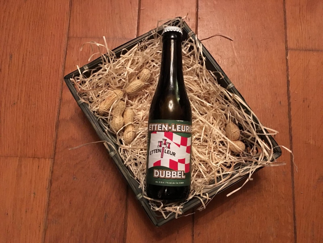 Etten-Leurse Dubbel  Herkomst: Hoeven, Nederland  Kastanjebruin bier met een beige schuimkraag. De geur lijkt op metaal. Een aangename volle smaak waarin je tonen van rood fruit herkent zoals kersen en bramen. Een lichtzuurtje dat je proeft in het bier blijft tot in de afdronk hangen. Etten-Leurse dubbel is afkomstig van brouwer ’t Meuleneind uit Hoeven. Een brouwerij met een breed assortiment waar ze behalve speciaalbieren ook een webshop met verschillende biergerelateerde items hebben. Het bier bevat een alcoholpercentage van 7%. Advies serveertemperatuur: 6 tot 8 graden.
