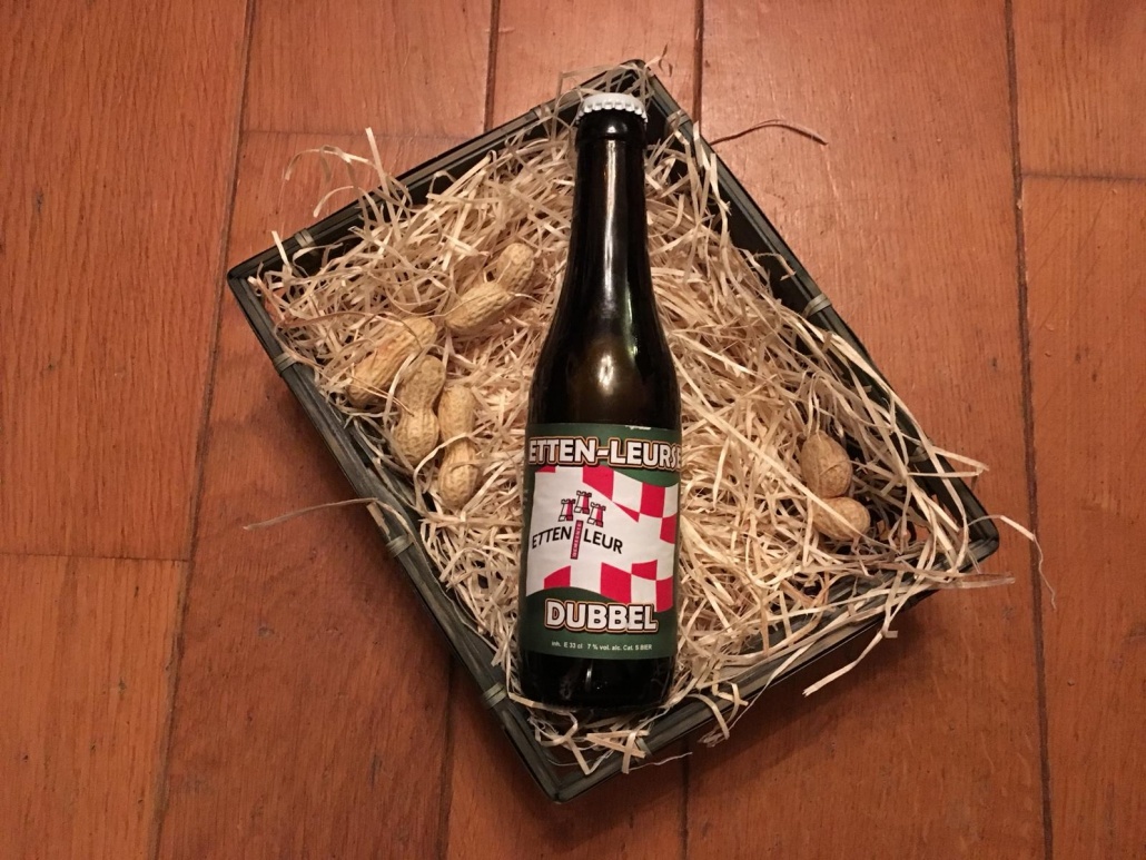  Etten-Leurse Dubbel  Herkomst: Hoeven, Nederland  Kastanjebruin bier met een beige schuimkraag. De geur lijkt op metaal. Een aangename volle smaak waarin je tonen van rood fruit herkent zoals kersen en bramen. Een lichtzuurtje dat je proeft in het bier blijft tot in de afdronk hangen. Etten-Leurse dubbel is afkomstig van brouwer ’t Meuleneind uit Hoeven. Een brouwerij met een breed assortiment waar ze behalve speciaalbieren ook een webshop met verschillende biergerelateerde items hebben. Het bier bevat een alcoholpercentage van 7%. Advies serveertemperatuur: 6 tot 8 graden. 