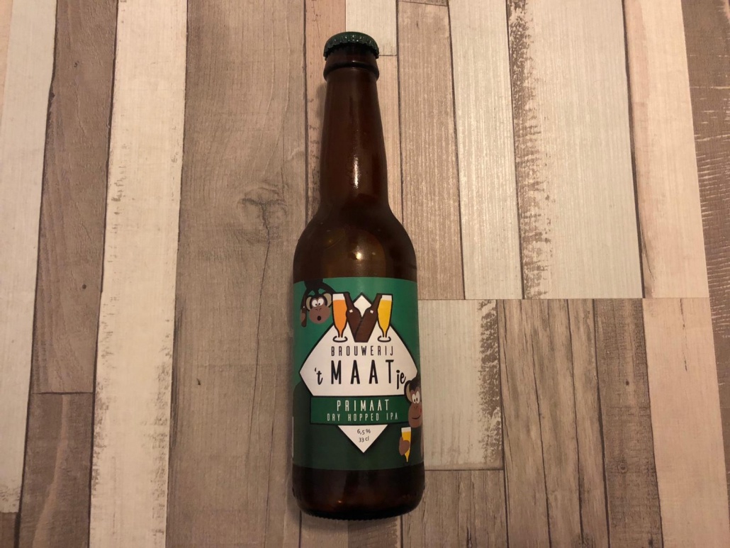 Primaatje  Herkomst: Breda, Nederland  Een India Pale Ale met de kleur van karamel. Een gebalanceerd speciaalbier waar de bitterheid in de smaak en afdronk terug te vinden is. In het bier proef je ook multivitaminen en zuivel. Primaat is afkomstig van brouwerij ’t Maatje. Een brouwerij die is opgericht door vrienden in 2017. Na het eerste bier Tripel aan de maat is de in augustus 2018 de opvolger, Primaat. Inspiratie halen zij vooral uit het bezoeken van brouwerijen en festivals en het proeven van speciaalbieren. Het bier bevat een alcoholpercentage van 6,5%. Advies serveertemperatuur: 7 à 8 graden. 