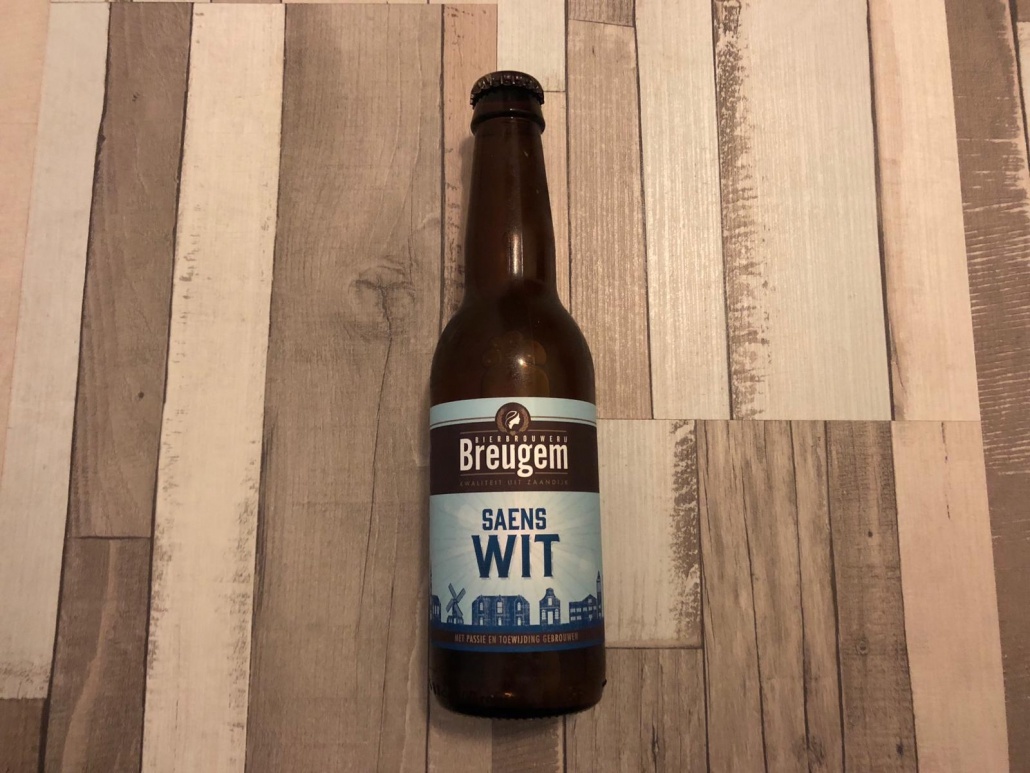  Saens Wit  Herkomst: Zaandijk, Nederland  Een mistig witbier met de kleur van citroensap. Een fris witbier met een hoog koolzuurgehalte en lichtzurig in de neus. In de mond herken je daarnaast tonen van citrus. Een heerlijk bier voor op een warme zomderdag. Saens wit is afkomstig van brouwerij Breugem. Een brouwerij waarvan de brouwmeester Patrick zijn ervaring eerst heeft opgedaan bij brouwerij de Prael en de 7 Deugden. De brouwerij heeft een breed assortiment aan vaste speciaalbieren en seizoensbieren en limited editions. Het bier bevat een alcoholpercentage van 4,3%. Advies serveertemperatuur: 5 graden. 