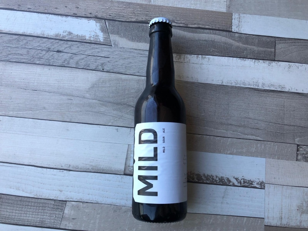 Mild  Herkomst: Purmerend, Nederland  Een milde sour met de kleur van een witbier. Heerlijk fris en zoals de naam het al aangeeft “mild sour ale” is het zuurtje niet overheersend. Een fris en romig bier waarbij het zuurtje vooral in de afdronk subtiel aanwezig. Mild is afkomstig van Berging brouwerij uit Purmerend. Een brouwerij dat ooit letterlijk in de berging is begonnen en nu uitgegroeid is tot een serieuze brouwerij met landelijk verkooppunten. Een breed assortiment waarbij ook graag wordt geëxperimenteerd met verschillende bierstijlen.  Alcoholpercentage: 5%  Advies serveertemperatuur: 4 à 5 graden.