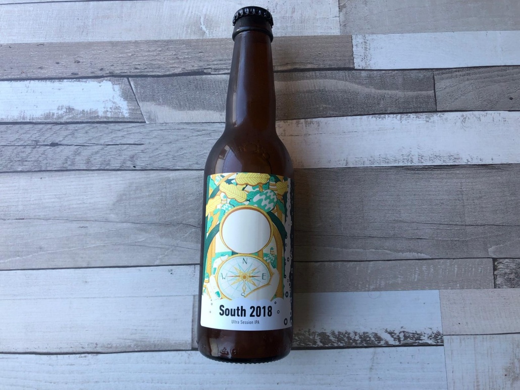 South 2018  Herkomst: Breda, Nederland  Troebele ultra session IPA met de kleur van troebel geel. Het bier ruikt erg fruitig en smaakt, zoals je van een India Pale Ale gewend bent, zeer bitter. Daarnaast is het bier qua smaak ook fris en licht zuur. Deze session IPA is zeer lag in de alcohol. Een heerlijk speciaalbier om in de zon van te genieten. South 2018 is afkomstig van Brouwerij Frontaal. Een brouwerij uit Breda dat is opgericht in 2015. South 2018 komt uit de Kompasserie van deze brouwerij.  Alcoholpercentage: 2,8%  Advies serveertemperatuur: 5 graden.