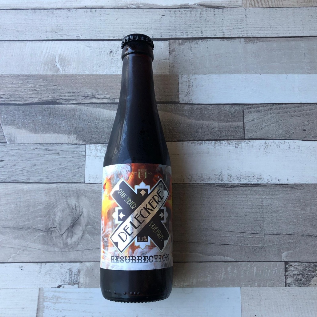 Resurrection  Herkomst: De Meern, Nederland  Kastanjebruin speciaalbier waarin de rook smaak en geur niet te ontwijken valt. Zowel in de geur als smaak herken je rook, waarbij wij vooral denken aan gerookte paling. De rook schrikt in eerste instantie wellicht wat af maar als je het bier wat op temperatuur laat komen drinkt het lekker weg. Resurrection is afkomstig van brouwerij de Leckere. Een brouwerij dat sinds kort is verhuisd naar een groter en modernere brouwerij. Daarnaast heeft de brouwerij ook in de buurt een eigen café. Werkspoorcafé de Leckere. Ook hier kun je genieten van het brede assortiment speciaalbier van de brouwerij.  Alcoholpercentage: 5,5%  Advies serveertemperatuur: 6 à 7 graden.