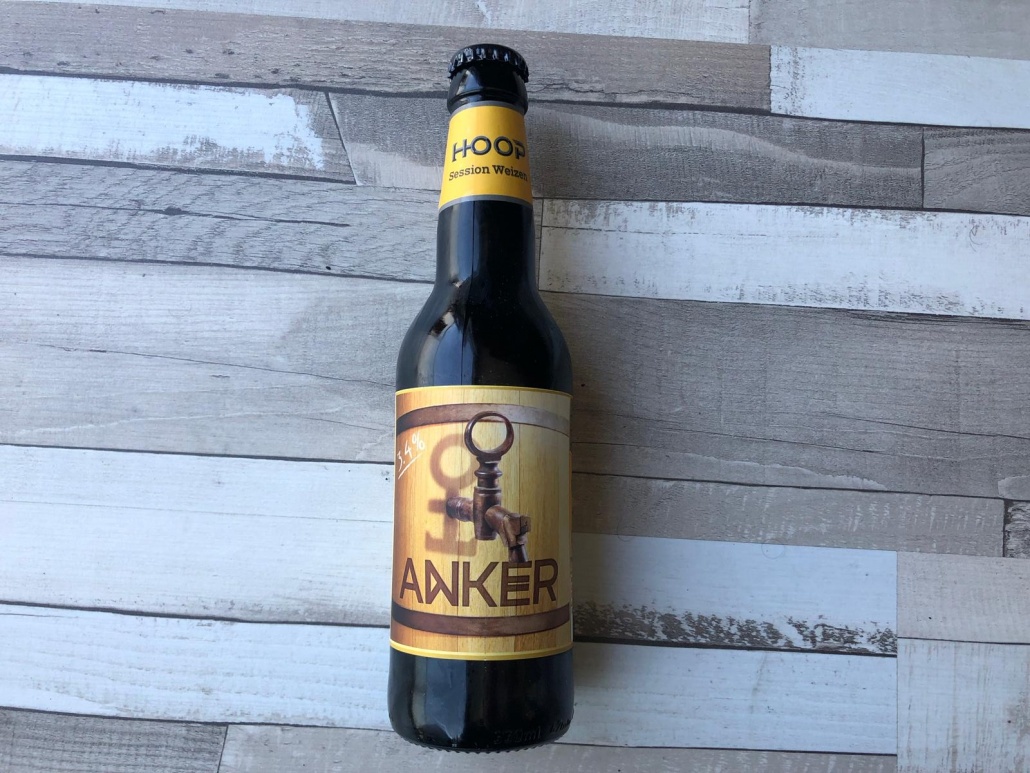 Anker  Herkomst: Zaandijk, Nederland  Een Session Weizen met een redelijk helder okergele kleur. In de neus herken je de geur van banaan. De smaak is wat oppervlakkig zonder echte uitschieters. Als het woord “session” aan het bier wordt toegevoegd is vaak een kenmerk van het bier dat het lager in de alcohol is. Zo ook bij deze session weizen. Anker is afkomstig van brouwerij Hoop. Een brouwerij die de locatie met brouwerij Breugem deelt en waar ook een restaurant en winkel zijn te vinden. Daarnaast heeft brouwerij Hoop een zusterbedrijf in Dublin, Hope Brewery.  Alcoholpercentage: 3,4%  Advies serveertemperatuur: 5 graden.