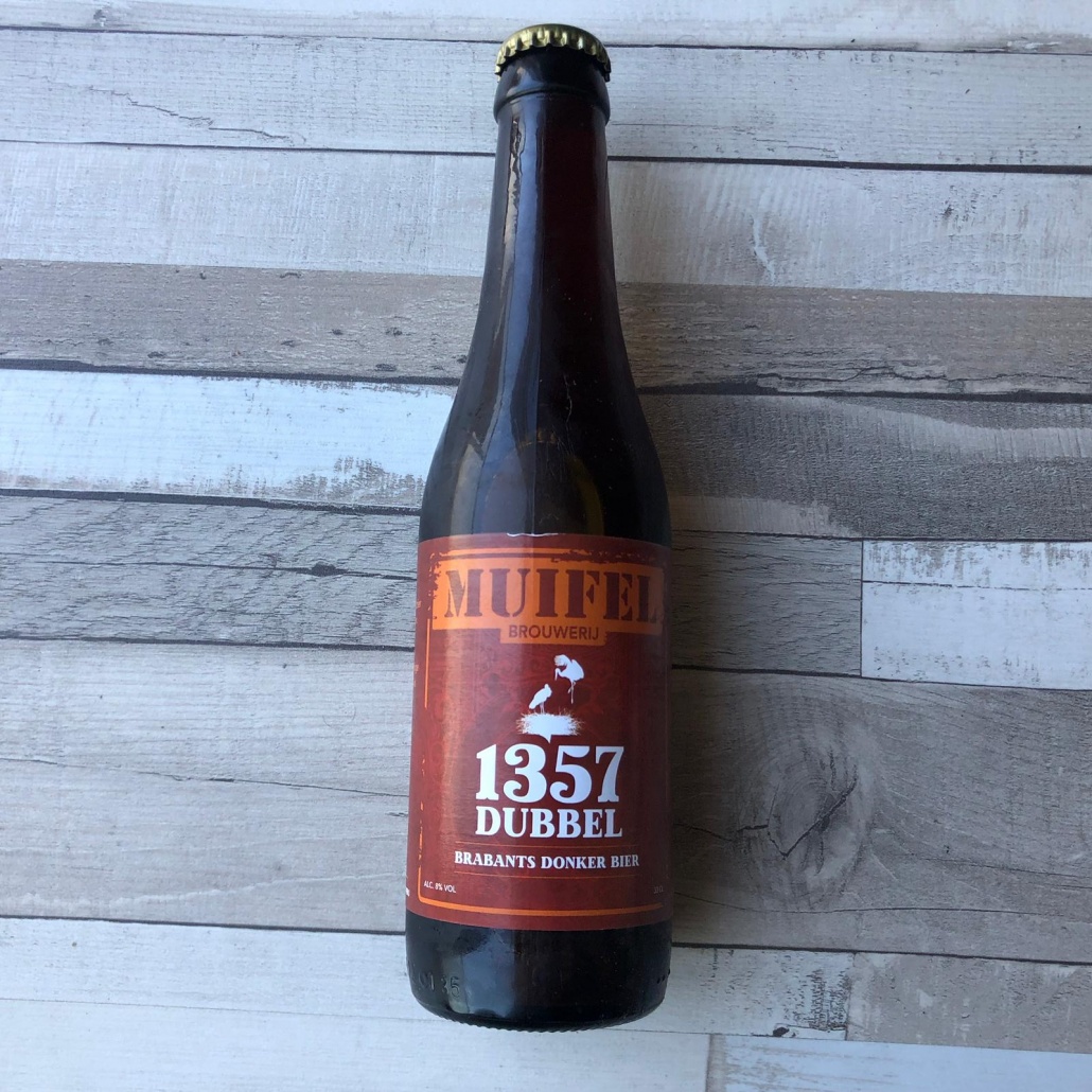 1357 Dubbel  Herkomst: Oss, Nederland  De kleur van donkerbruin eikenhout met een beige schuimkraag. In de smaak herken je tonen van rood fruit en karamel. Een stevig bier waarvan je kunt genieten op een rustig tempo. Wordt dit bier wat warmer qua temperatuur dan zal je er iets andere smaken in herkennen. Deze dubbel is afkomstig van de Muifel brouwerij in Oss. Sinds februari een eigen brouwerij met opslag. De brouwerij heeft een breed assortiment aan speciaalbieren en is regelmatig te vinden op een bierfestival.  Alcoholpercentage: 8%  Advies serveertemperatuur: 8 à 10 graden.