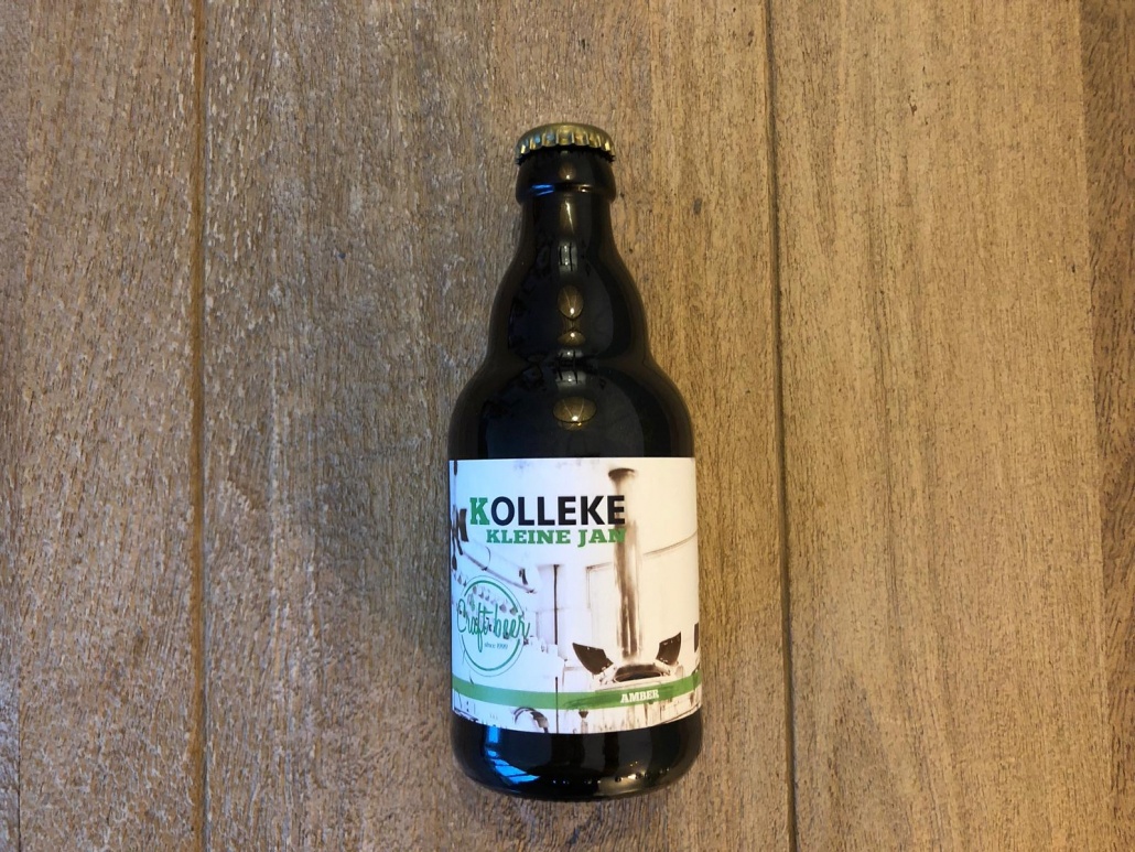  Kolleke Kleine Jan  Herkomst: Den Bosch, Nederland  Helder amberkleurig bier met neerslaande schuimkraag. De zoete geur van honing en bruine suiker komen duidelijk naar voren. De smaak van salmiak is subtiel aanwezig. Een subliem speciaalbier waarin de smaken in harmonie samenkomen. Kleine Jan is afkomstig van stadsbrouwerij van Kollenburg uit Den Bosch. Een brouwerij die verbonden is aan een café dat regelmatig terug te vinden is in de top 100 café’s van Nederland, Bar le Duc. Ook wij zijn er regelmatig te vinden. Een aantal bieren van deze brouwerij dragen de namen Jan, omdat deze naam een aantal generaties al wordt overgedragen.  Alcoholpercentage: 5,5%