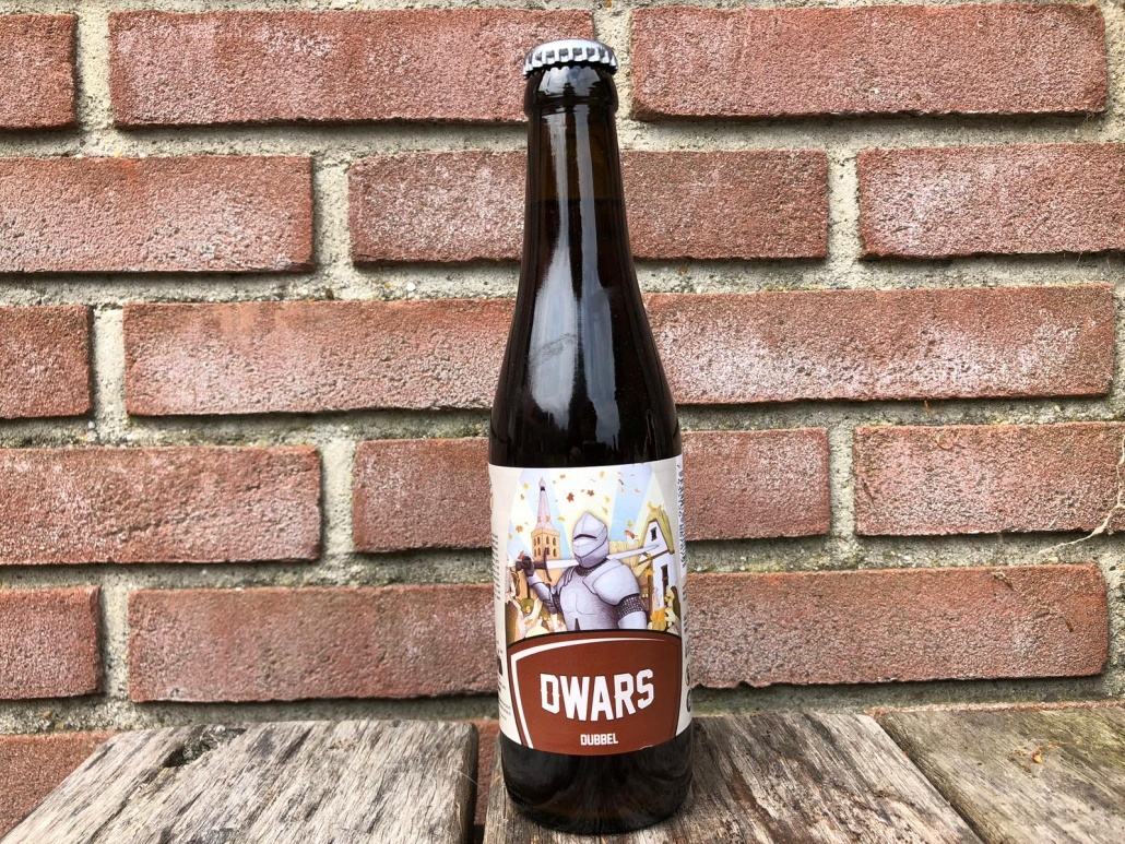  Dwars  Herkomst: Barneveld, Nederland  Kastanjebruin bier met beige schuimkraag. De geur van mout en in de smaak tonen van rood fruit en cacao. Het bier is redelijk bitter voor een dubbel. Dwars is afkomstig van brouwerij Het Platte Harnas. Het assortiment van Het Platte Harnas bestaat uit een Groot Geschapen, Lamme Jan en Dwars. Brouwerij Het Platte Harnas wordt gerund door vier jongens uit Barneveld. Ieder hun eigen taak om ervoor te zorgen dat de brouwerij groeit en er meer bieren aan het assortiment wordt toegevoegd. Dwars bevat een alcoholpercentage van 7%. Advies serveertemperatuur: 7 à 8 graden.  Alcoholpercentage: 7%