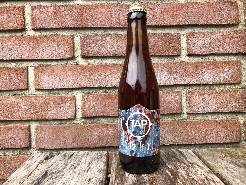 Valse Tripel  Herkomst: Den Bosch, Nederland  Goudkleur valse tripel met een fijne stabiele schuimkraag. Een helder speciaalbier met zachte tonen van citrus, koriander en hop. Valse Tripel is afkomstig van Tappunt Zuid, het enige speciaalbiercafé uit Den Bosch waar ze flamkuchen serveren. Tappunt wordt gerund door twee broers waar speciaalbier centraal staat en waar er naast een ruim assortiment aan speciaalbieren ook een breed assortiment aan flamkuchen te vinden is. Naast Tappunt vindt je M’eat, ook gerund door de broers, waar de meeste gerechten van green eggs geserveerd worden. Beide tenten een aanrader om te bezoeken als je een keer in Den Bosch bent. Iedere maand ook een tap take over van een brouwerij. Meer informatie hierover vindt je terug op de facebookpagina van Tappunt. De naam Valse Tripel verwijst naar hoe het bier gebrouwen is. Op de manier zoals je een tripel brouwt alleen dan is het alcoholpercentage lager dan je gewend bent.  Alcoholpercentage: 6,5%