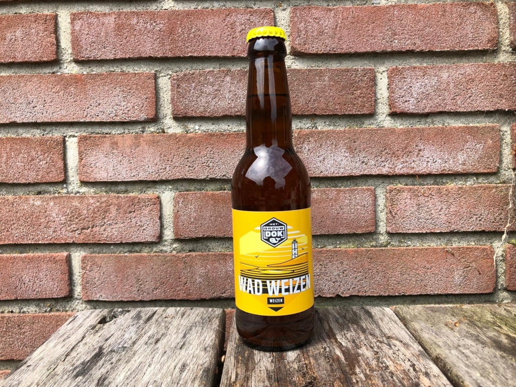 Wad Weizen  Herkomst: Harlingen, Nederland  Weizen met de kleur van camel en de geur van banaan. Fris en fruitig van smaak waarin je ook banaan herkent en een licht bittere afdronk. Weizen is een bierstjil dat is ontstaan vanuit het Rheinheitsgebot uit Duitsland. Een wet die door Hertog Willem IV werd geïntroduceerd om te bepalen dat bier alleen maar gebrouwen mocht worden met water tarwe en hop en onder andere het volk te beschermen tegen giftige ingrediënten. Wad weizen is afkomstig van brouwerij het Brouwdok uit Harlingen. Een brouwerij die een vast assortiment van 3 speciaalbieren heeft en wordt aangevuld met 5 verschillende seizoensbieren.  Alcoholpercentage: 5,5%