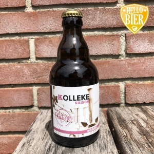 Kolleke Saison  Herkomst: Den Bosch, Nederland  Goudgele saison met een schuimkraag die snel verdwijnt na het inschenken. Een fris doordrinkbaar bier met lichtzoete tonen en tonen van mout. Een kruidige geur herken je in de neus. Kolleke Saison is afkomstig van brouwerij ‘t Kolleke uit Den Bosch. De thuisstad van Hellobier.nl. Verschillende bieren van deze brouwerij zijn al voorbij gekomen in de bierpakketten van Hellobier. Anouk is ook een keer langs geweest bij Jan, de eigenaar van Stadsbrouwerij ‘t Kolleke. Zij heeft hem toen geïnterviewd over de brouwerij. Veel bieren van ‘t Kolleke hebben de naam Jan in de naam van het bier. 3,8%  Alcoholpercentage: 3,8%