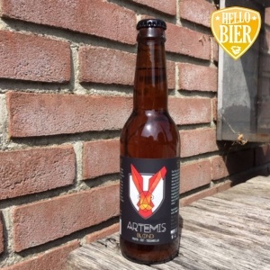 Artemis Blond  Herkomst: Den Bosch, Nederland  Kruidig blond bier met de kleur van sinaasappel. Veel variatie in soorten mout en hop zorgen voor een volle en kruidige smaak. De kruiden die je herkent zijn rozemarijn en lichte tint van kaneel. Daarbij een zoete en fruitige smaak met licht bittere afdronk. Dit blond bier is afkomstig van brouwerij Artemis. Deze brouwerij heeft eigen teelt in gerst en hop. Maar de brouwerij zet zich meer in voor projecten om iets terug te doen voor de natuur. Ze organiseren ook regelmatig evenementen waarbij de handen uit de mouwen worden gestoken om iets terug te doen voor de natuur. De naam Artemis is met die gedachten ook uitgekozen. Artemis is namelijk een Griekse beschermer van het wild.  Alcoholpercentage: 5,6%