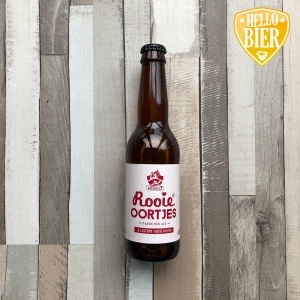  Rooie Oortjes   Herkomst: Den Bosch, Nederland  Koperkleurige red ale met een fris bittertje. Neigt naar een IPA stijl. Het bier heeft een fruitig tintje van de passievrucht maar is niet overdreven aanwezig. Lekker subtiel.  Janneke van brouwerij boegbeeld houdt ervan om bijzondere biersmaken in de markt te brengen. Meer over haar en de brouwerij lees je in dit interview. Zij is de enige brouwster met een eigen brouwerij. Iets om trots op te zijn natuurlijk. Het assortiment van brouwerij boegbeeld bestaat uit verschillende speciaalbieren van verschillende brouwstijlen met ieder een bijzonder verhaal. Het meest bekende bier van deze brouwerij is toch wel Kutbier. Wat natuurlijk ook terug te vinden is in het Bosch pakket van Hellobier.   Alcoholpercentage: 4,9%