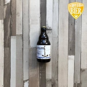 Kolleke Jonge Jan  Herkomst: Den Bosch, Nederland  Troebel citrusgeel witbier met stevige schuimkraag. Fris in de geur en smaak. Zacht en romig in de mond waarbij de ingrediënten koriander en sinaasappelschil subtiel aanwezig zijn.  Weet jij al het verschil tussen witbier en weizen?  Kolleke Jonge Jan is afkomstig van brouwerij ’t Kolleke uit Den Bosch. Verschillende bieren van deze brouwerij zijn al voorbij gekomen in de bierpakketten van Hellobier. Anouk is ook een keer langs geweest bij Jan, de eigenaar van Stadsbrouwerij ’t Kolleke. Zij heeft hem toen geïnterviewd over de brouwerij. Veel bieren van ’t Kolleke hebben de naam Jan in de naam van het bier. Ook in de verschillende generaties van de familie draagt iemand wel de naam Jan.  Alcoholpercentage: 7 %