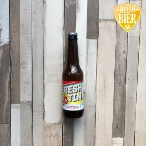 Freshtini  Herkomst: Den Haag/Amersfoort, Nederland  Een New England IPA met de kleur van perzik. De schuimkraag verdwijnt redelijk snel. Zoals je kunt herleiden uit de naam zijn er tonen van peer terug te vinden in dit bier.  Het verhaal achter IPA hebben we beschreven in een blog.  Freshtini is ontstaan vanuit een samenwerking tussen Kompaan uit Den Haag en Rock City Brewing uit Amersfoort. Twee Nederlandse brouwerijen met beide een proeflokaal gevestigd aan de brouwerij. Bij Rock City Brewing zit je zelfs letterlijk tussen de ketels als er wat gaat eten en/of drinken.   Alcoholpercentage: 5,5%