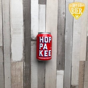 Hoppakee HERKOMST: TILBURG, NEDERLAND  Mistig goud gele American Pale Ale met stevige schuimkraag. Fris in de neus en mond door het gebruik van Citra hop. De hop zorgt voor zowel citroen frisse smaak in combinatie met de subtiele hopbitterheid. De bierstijl IPA is bekender onder de bierliefhebbers. De historie van deze bierstijl