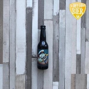 meerlap  Herkomst: Gorinchem, Nederland  Koffiezwart bier met beige schuimkraag. Vol van smaak met een stevige body waarin je tonen van drop, chocade en laurier herkent. Deze tonen zijn ook te herkennen in de geur. Smeerlap is afkomstig van brouwerij de Kaper uit Gorinchem. Opgericht in 2017 na jarenlang in de keuken het brouwproces geleerd door middel van hobbybrouwen. Een onafhankelijk microbrouwerij gerund door 2 mannen met een muziekverleden. Beide mannen hebben in een band gezeten en nu delen ze de passie voor speciaalbier. Smeerlap is een Milkstout die zacht in de mond voelt en eveneens een zachte afdronk heeft. 