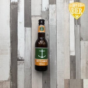 Witte Anker Saison  Herkomst: Breda, Nederland  Een saison met goudgele kleur. Een fris bier met de droge smaak die je van een saison kunt verwachten. De afdronk is kruidige en lichtbitter. Als je goed ruikt, lijkt het of je de geur van stro herkent. Ruik jij het ook? De bierstijl saison is ooit ontstaan doordat men een bier voor de seizoensarbeiders wilde brouwen. Het moest dorstlessend zijn maar niet te heftig zodat ze vervolgens nog wel konden werken. Deze saison is afkomstig van brouwerij het Witte Anker uit Breda. Een brouwerij dat gevestigd is in een pand met daarop een wit anker. Vandaar de naam van de brouwerij.  Alcoholpercentage: 6,5%