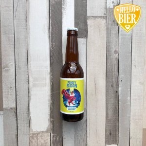 Funky Falcon  Herkomst: Amsterdam, Nederland  Een heerlijk tropisch speciaalbier met grapefruit en banaan in de neus. De bitterhoppi-ge smaak maakt de beleving van het bier compleet. De Funky Falcon is niet een typisch seizoenbier maar kan zowel in de winter als in de zomer heerlijk gedronken worden. Een kenmerkend ingrediënt van dit bier is lemongras. Dit bier is een ideaal weekend-bier om van te genieten voordat je de dansvloer op gaat. Dit bier hebben wij gebruikt voor een heerlijk recept dat onderaan dit blad te lezen is. Het bier bevat een alcohol-percentage van 5,2%. Advies serveertemperatuur: 4 à 5 graden.  Alcoholpercentage: 5,2%