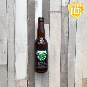 Artemis Farmhouse ale   Herkomst: Dronten, Nederland  Mistig okergele saison met fijne schuimkraag. Saison is in het leven geroepen voor seizoensarbeiders die in de zomer meehielpen op de boerderij. Tussendoor mochten ze dan bier drinken om de dorst te lessen echter mochten ze niet te dronken worden. Daarom zie je vaak dat saison een lager alcoholpercentage heeft. Een ander woord voor Saison is Farmhouse Ale. Artemis saison is een kruidig speciaalbier met de geur van citrus. De smaak is ook fris en kruidig en in de afdronk ontdek je een licht zuurtje. Artemis Saison is afkomstig van brouwerij Artemis uit Dronten. Een brouwerij die duurzaamheid hoog in het vaandel heeft staan.  Alcoholpercentage: 6,5%