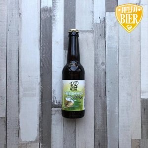 Freshhop  Herkomst: Hillegom, Nederland  Koperkleurige IPA met stevige schuimkraag. Het smakenpallet bestaat uit bitter en romig. Deze double IPA is gebrouwen met 5 hopsoorten die in Hillegom worden verbouwd. Double betekent dat er meer mout en hop is gebruikt dan gebruikelijk is.   Freshhop is afkomstig van brouwerij Klein Duimpje uit Hillegom. Een brouwerij gevestigd in een oude bloembollenkwekerij met daarbij een proeflokaal en zomers een mooi terras. Het aantal bieren dat brouwerij Klein Duimpje brouwt is niet op twee handen te tellen.   Alcoholpercentage: 9,2%