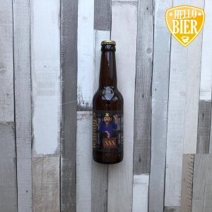 Lemmy’s Tripel   Herkomst: Hillegom, Nederland   Okergele tripel met fijne schuimkraag. Volmondig, kruidig en toch fris beschrijft de smaak. De geur wederom kruidig.   1, 2, 3, 4, zo zou je dit bier kunnen beschrijven. 1 Tripel die we tijdens de cursus van Stibon 2 hebben gebrouwen. 3 kruizen op het etiket verwijzen naar de hoeveelheid mout die gebruikt is waarbij 4 moutsoorten gebruikt zijn.   Gebrouwen door brouwerij Neptunes in de ketels van brouwerij Klein Duimpje. Huurbrouwen noemen ze dat in de bierwereld. Beide brouwerijen hebben een gevarieerd bierassortiment.   Let we op! Deze Lemmy’s Tripel is verraderlijk lekker met een hoog alcoholpercentage ;).  Alcoholpercentage: 9,3%