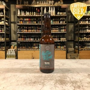 HutteKloas Tripel   Herkomst: Albergen, Nederland  Mistig koperkleurige tripel met fijne schuimkraag. Een klassieke Belgische tripel waarin kruidige tonen worden herkent in mond en neus. De kleur wordt bepaald door gebruikt van gerste- en tarwemout. De tarwe zorgt qua smaak ook voor fris licht zurig tintje. De hoge vergisting van het bier zorgt voor fruitige tinten.  Huttekloas verwijst naar een misdadiger uit de 18e eeuw in Twente. De brouwerij beschrijft haar bieren dan ook als misdadig lekker. Brouwerij Huttekloas bestaat al meer dan 20 jaar en is opgericht door twee mannen die elkaar al kennen van de scouting. Begonnen als huurbrouwers bij een Duitse brouwerij waarbij eens per maand naar Duitsland werd afgereisd om de bieren te bottelen. Sinds 2010 zijn ze in bezit van een eigen brouwerij en bestaat het assortiment uit tal van bieren. De brouwerij is ook te bezoeken voor rondleidingen en je kunt er je eigen bier laten brouwen.   Alcoholpercentage: 8,5%