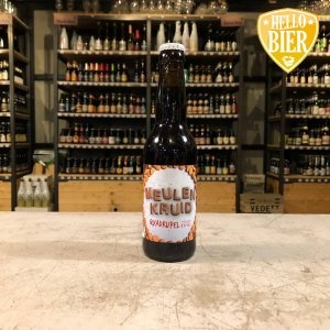 Meulenkruid  Herkomst: Hoeven, Nederland  Kastanjebruin kruidig bier met beige stabiele schuimkraag. Door gebruik van speculaaskruiden en pepernoot kruiden zoals kardemom, kruidnagel en kaneel komt dit bier in de buurt van de kruidnoten rond de feestdagen. De kruidigheid doet denken aan de kruidigheid van jägermeister. Stevig bier met kruidige maar toch zachte afdronk.   Meulenkruid is afkomstig van brouwerij ‘t Meuleneind uit Hoeven. Een brouwerij met breed assortiment aan speciaalbieren en specials zoals deze Meulenkruid. Batches van 1000 liter die maar één keer per jaar worden gebrouwen. Verrassende smaakcombinaties en actueel in het jaar. Een brouwerij gevestigd in een oude boerderij die tevens als woning fungeert. Het hele thuisfront van brouwerij ‘t Meuleneind werkt in de brouwerij dus deze brouwerij telt als een echt familiebedrijf.   Alcoholpercentage: 9%