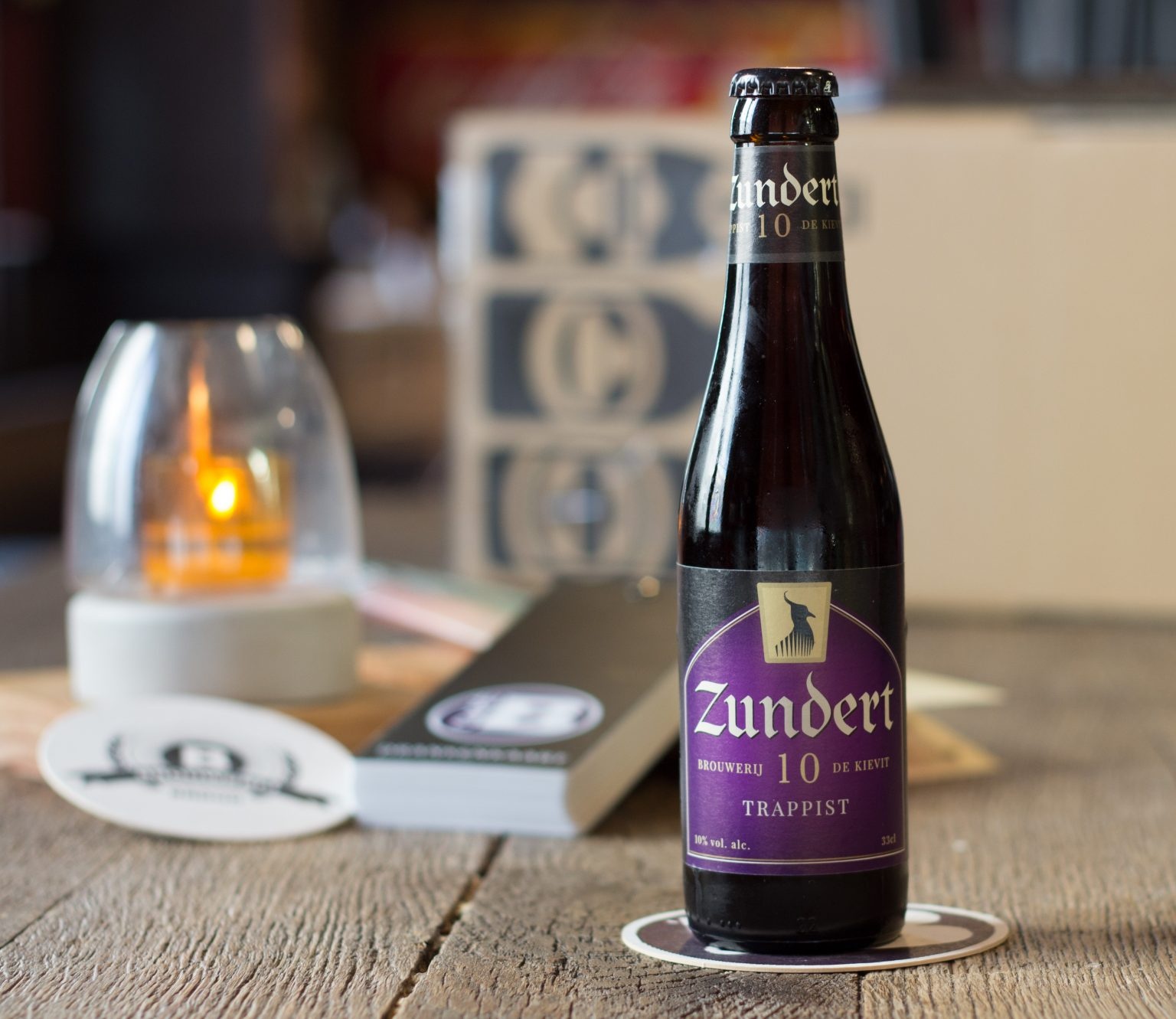 Trappist Quadrupel Zundert 10 verkrijgbaar in een feestelijke fles van 75 centiliter. Trappist Quadrupel Zundert 10 verkrijgbaar in een feestelijke fles van 75 centiliter.