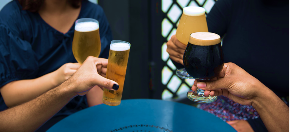 Door de glazen het bier niet meer zien 1/3 Door de glazen het bier niet meer zien 1/3