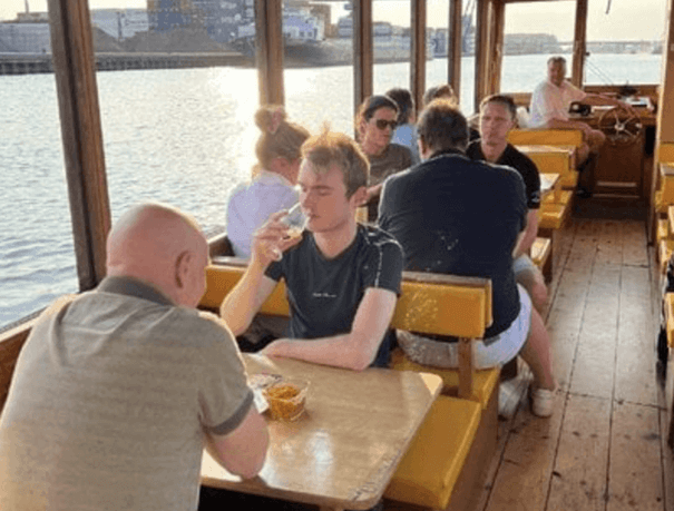 Bierproeverij op boot