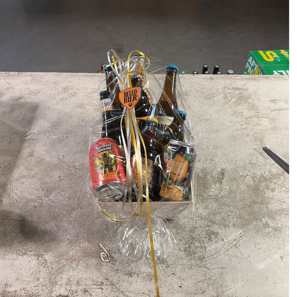 Hellobier Iets te vieren? Geschenkverpakking 8 Bieren + Mand + Pinda's. Alleen afhalen in de winkel Hellobier Iets te vieren? Geschenkverpakking 8 Bieren + Mand + Pinda's. Alleen afhalen in de winkel