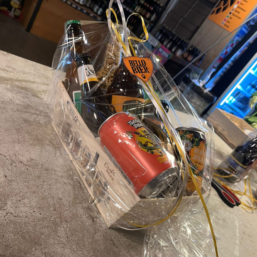 Hellobier Iets te vieren? Geschenkverpakking 8 Bieren + Mand + Pinda's. Alleen afhalen in de winkel Hellobier Iets te vieren? Geschenkverpakking 8 Bieren + Mand + Pinda's. Alleen afhalen in de winkel