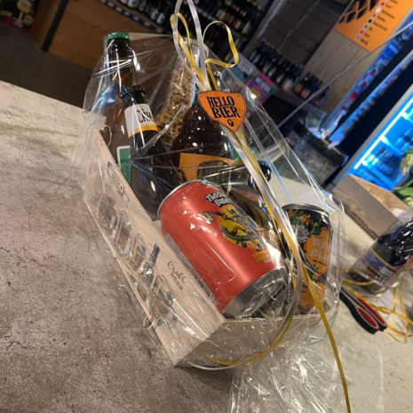 Hellobier Iets te vieren? Geschenkverpakking 8 Bieren + Mand + Pinda's. Alleen afhalen in de winkel Hellobier Iets te vieren? Geschenkverpakking 8 Bieren + Mand + Pinda's. Alleen afhalen in de winkel